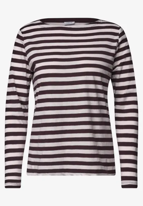 Ein langärmeliges Shirt mit weißen und dunkelgrauen Querstreifen