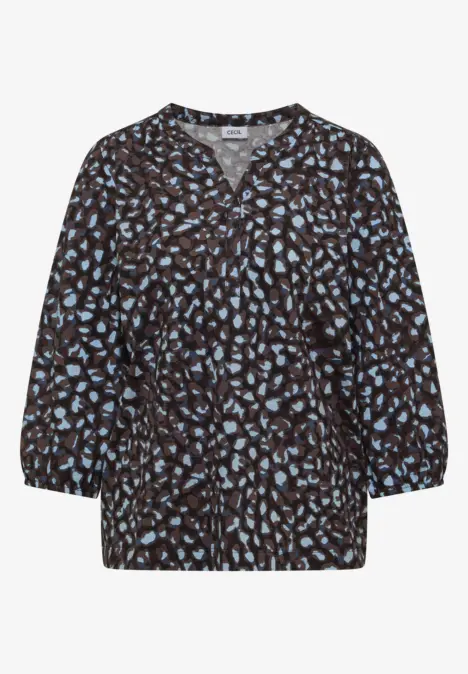 Schwarze Bluse mit blau-weißen abstrakten Mustern, V-Ausschnitt und 3/4-Ärmeln.
