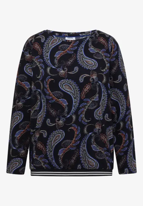 Damesblouse met ronde hals en lange mouwen, paisleyprint in blauw en oranje op een donkere achtergrond.