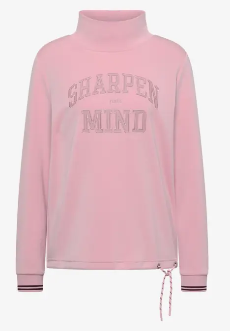 Rosa Rollkragenpullover mit Schriftzug ‚SHARPEN MIND‘, Kordelzug am Saum und gestreiftem Ärmelabschluss.