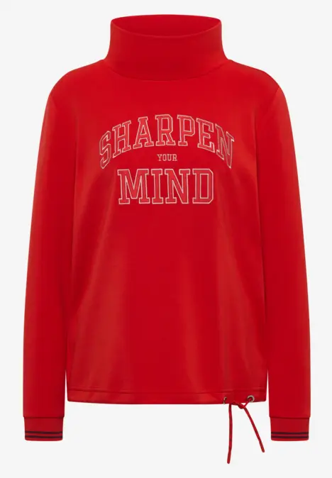 Roter Rollkragenpullover mit weißem 'SHARPEN MIND'-Schriftzug und Kordelzug am Saum.