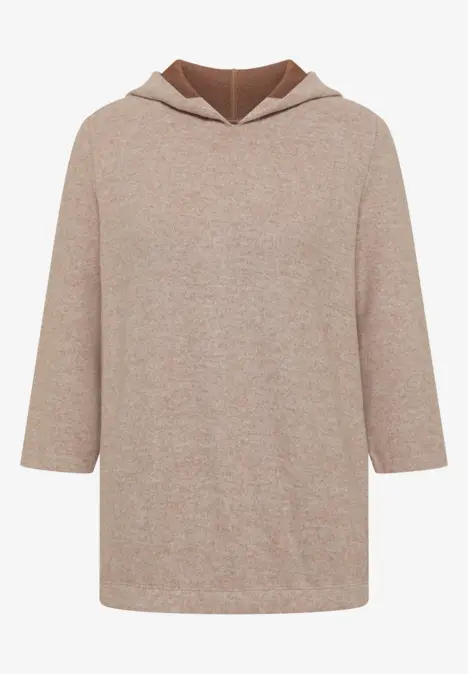 Beiger Pullover mit Kapuze und 3/4-Ärmeln.
