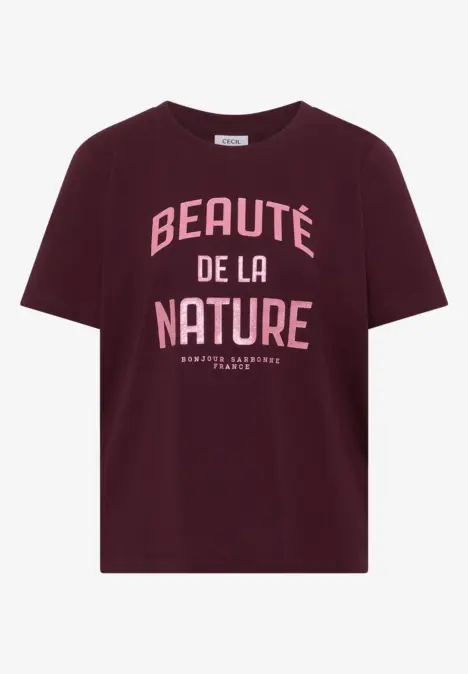 Dunkelrotes T-Shirt mit rosa-weißer Aufschrift 'Beauté de la Nature' auf der Vorderseite.