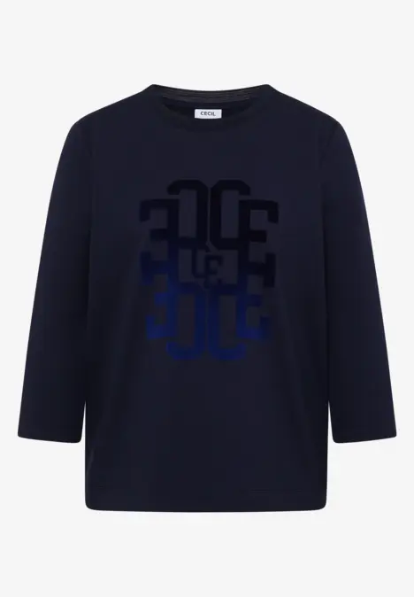 Dunkelblaues Langarmshirt mit Rundhalsausschnitt und mittigem abstraktem Code-Print in verschiedenen Blautönen.