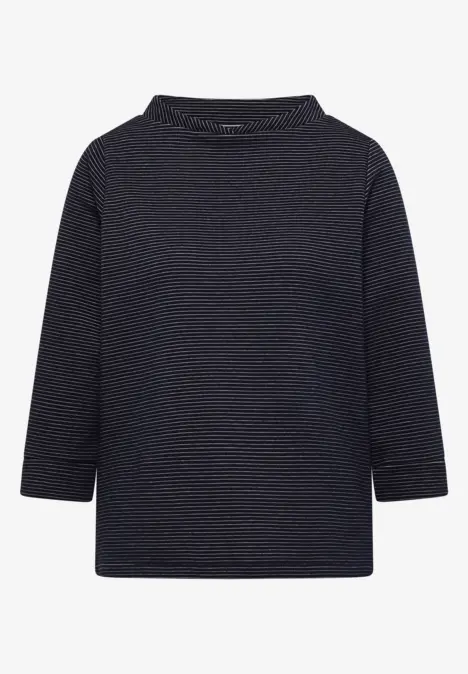 Ein schlichtes, dunkelblaues Langarmshirt mit Boot-Ausschnitt und 3/4-Ärmeln.