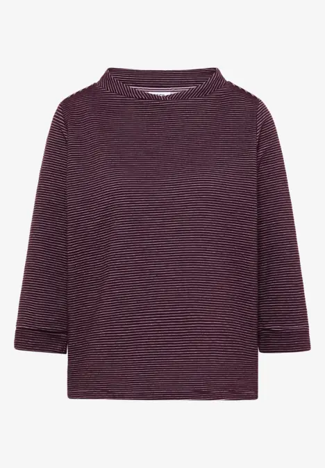 Ein schlichtes, langärmeliges T-Shirt in dunklem Aubergine mit Rundhalsausschnitt.