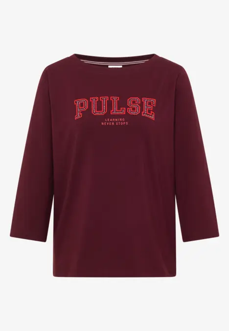 Dunkelrotes Shirt mit 3/4-Ärmeln und Aufdruck „PULSE“ auf der Vorderseite.