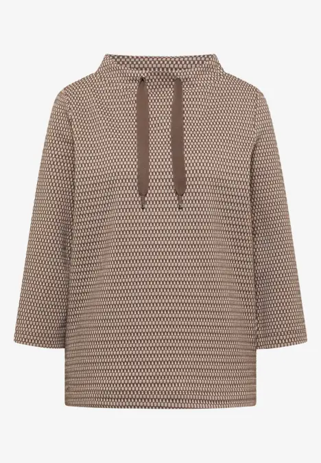 Beiger Kapuzenpullover mit braunem, kleinem geometrischem Muster und Kordelzug.