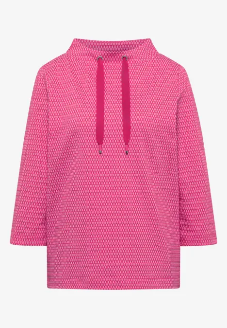 Pinkfarbener Kapuzenpullover mit feinem Strukturmuster und Kordelzug.
