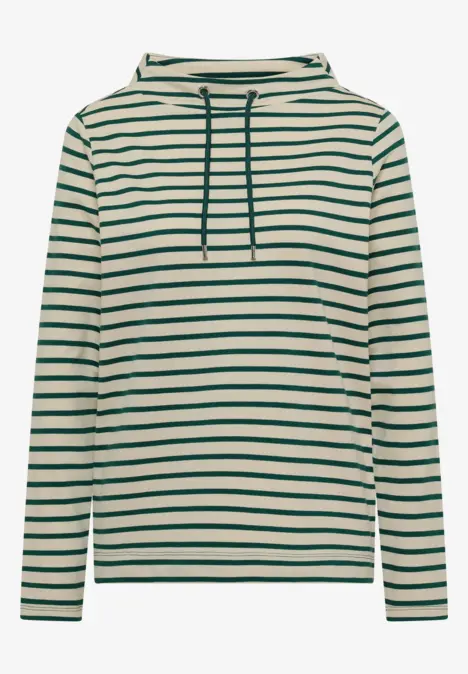 Ein langärmeliges Kapuzen-Sweatshirt mit hellem Grund, grünen Querstreifen und Kordelzug.