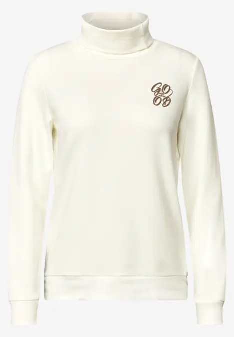 Weißer Rollkragenpullover mit langen Ärmeln und kleinem Monogramm auf der Brust.