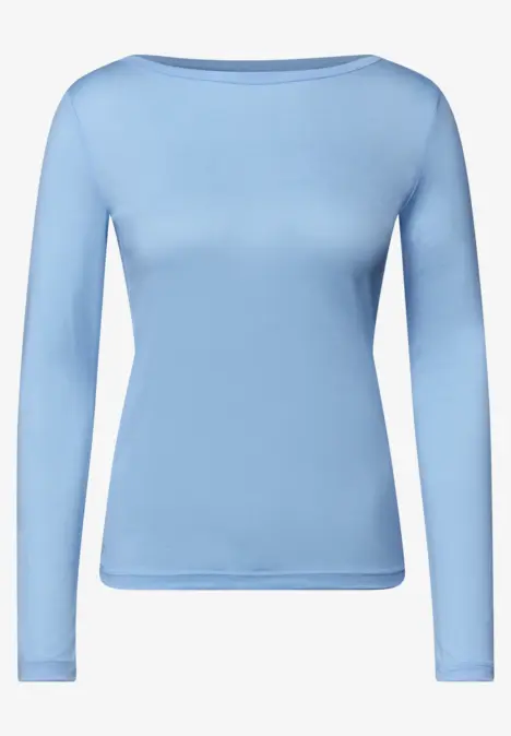 Hellblaues, schlichtes Langarmshirt mit Rundhalsausschnitt.