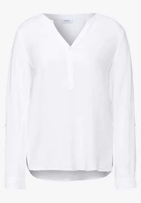 Weiße Bluse mit V-Ausschnitt und langen Ärmeln.