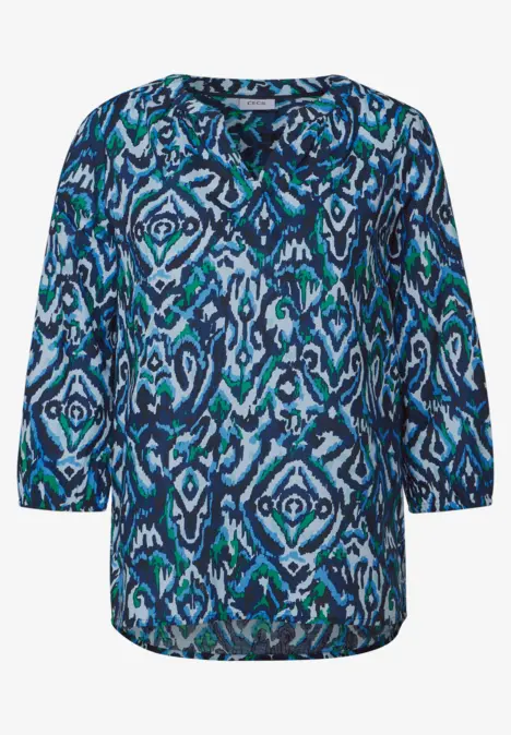 Bunte Bluse mit abstraktem, blau-grünem Muster und 3/4-Ärmeln.
