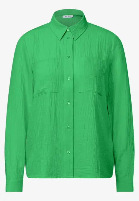 Grüne Bluse mit langen Ärmeln und Knopfleiste.