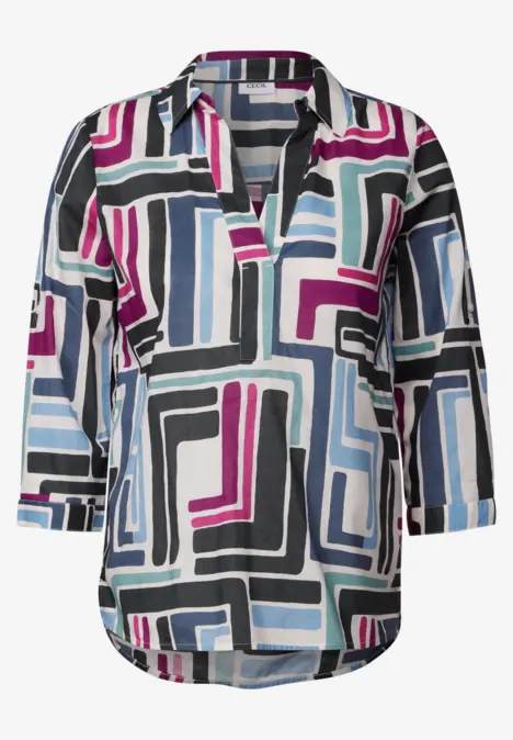 Bunte Bluse mit grafischem Muster, V-Ausschnitt und 3/4-Ärmeln.