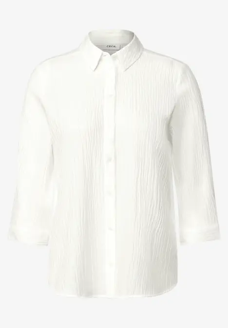 Weiße Bluse mit 3/4-Ärmeln und Knopfleiste, strukturierter Stoff.