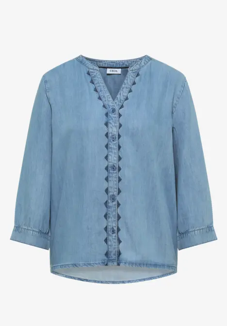 Hellblaue Jeansbluse mit V-Ausschnitt, Rüschen entlang der Front und 3/4-Ärmeln.