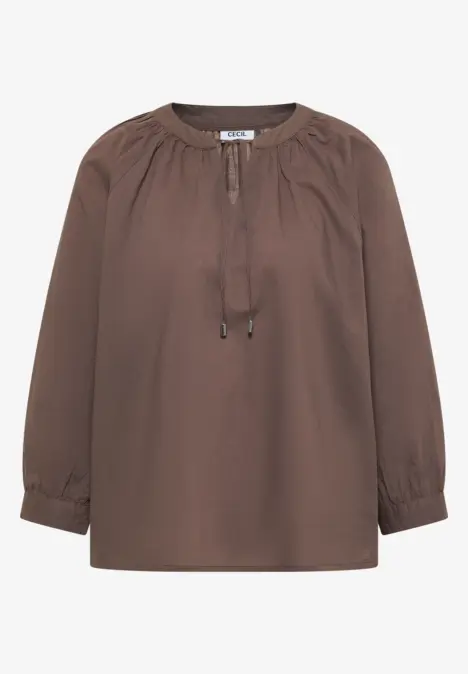Bruine damesblouse met lange mouwen, geplooide ronde hals en koordsluiting.