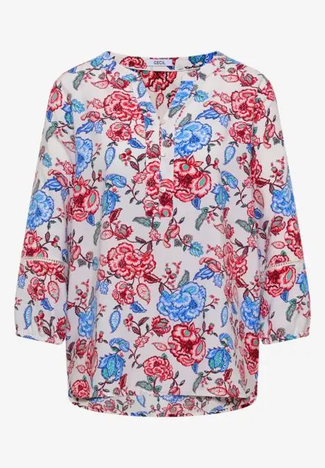 Blouse blanche fluide à manches 3/4, imprimé floral rouge et bleu, coupe ample et encolure ronde.