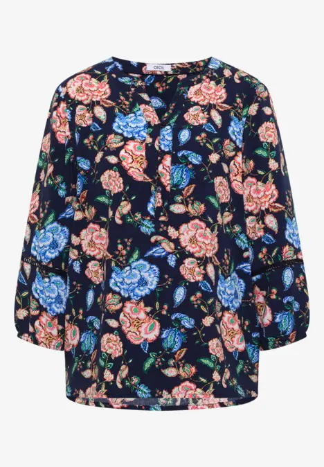 Blouse bleu marine à motif floral coloré, manches 3/4 et patte de boutonnage.