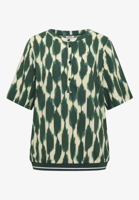Grünes kurzärmeliges Top mit weißen, unregelmäßigen Ikat-Muster, Knopfleiste und geripptem Saum.