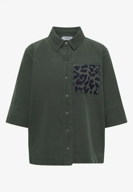 Dunkelgrüne Bluse mit 3/4-Ärmeln und Leopardenmuster auf der Brusttasche.