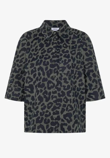 Dunkelgrün-schwarz leopardgemusterte Hemdbluse mit halbhohen Ärmeln und klassischem Kragen.