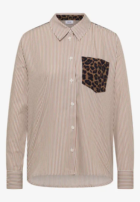 Beige gestreiftes Langarmhemd mit kontrastierendem Leopardenmuster auf der Brusttasche.