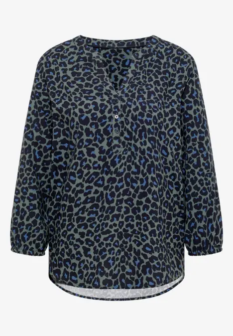 Dunkelbluse mit blauem Tiermuster, locker geschnitten mit 3/4-Ärmeln und dezentem V-Ausschnitt.