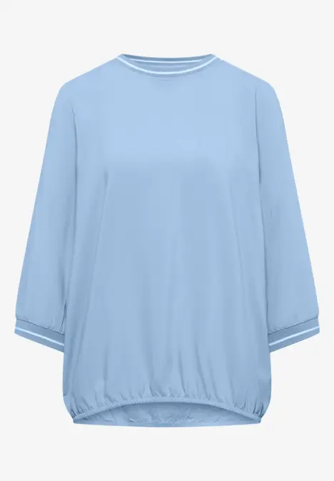 Hellblaues Oversize-Shirt mit 3/4-Ärmeln und Rundhalsausschnitt.