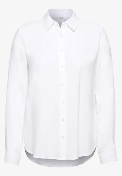 Chemise blanche épurée à manches longues et boutons sur le devant.