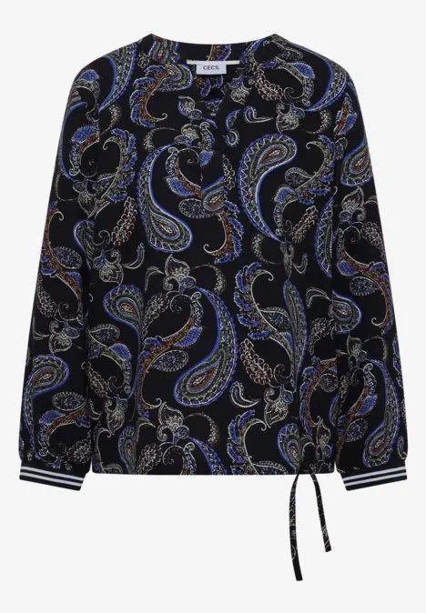 Schwarze, lange Bluse mit buntem Paisley-Muster, Rundhals, gestreiften Bündchen und seitlichem Kordelzug.