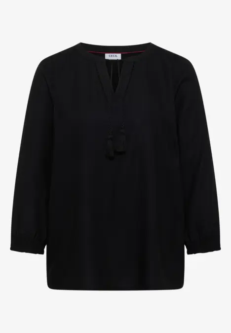 Schlichte schwarze Bluse mit V-Ausschnitt, lockerem Schnitt und lässigen Quasten am Ausschnitt.