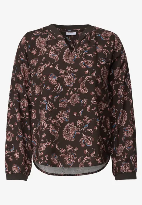 Lässige, langärmlige Bluse mit floralen Mustern in gedeckten Braun- und Rosatönen.