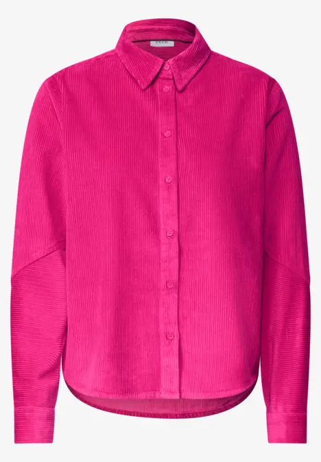 Eine fuchsiafarbene Cordbluse mit Knopfleiste und klassischem Hemdkragen.
