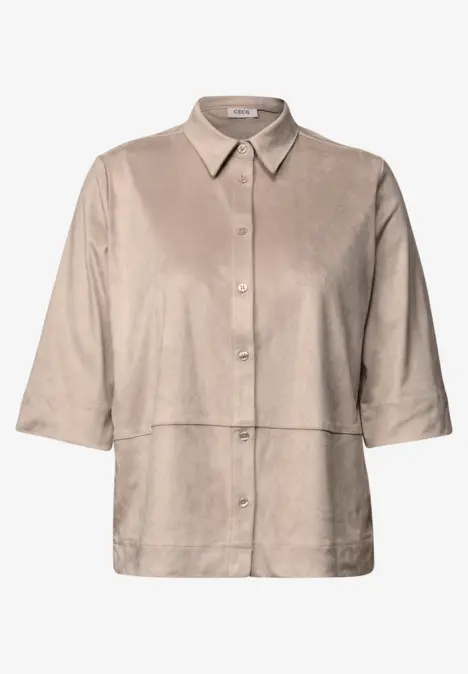 Beige Hemdbluse in Wildlederoptik mit 3/4-Ärmeln und Knopfleiste – schlicht und elegant.