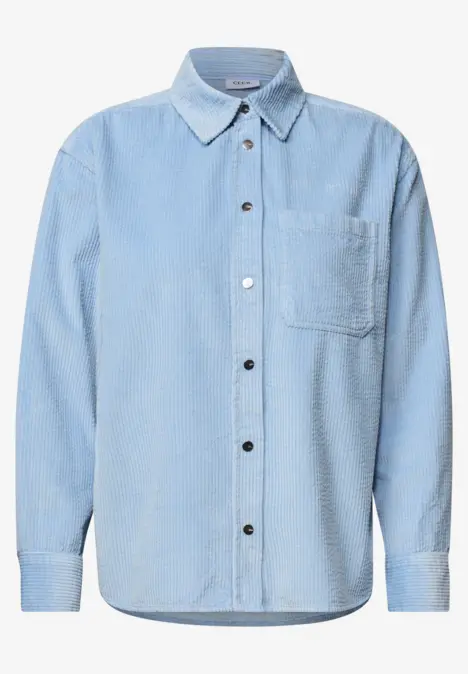 Chemise bleu clair à manches longues, col classique, poche poitrine et fermeture à boutons.