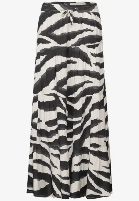 Langer Rock mit schwarz-weißem Zebrastreifenmuster.