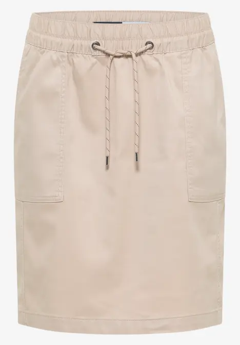 Beiger Minirock mit elastischem Bund, Kordelzug und aufgesetzten Taschen.