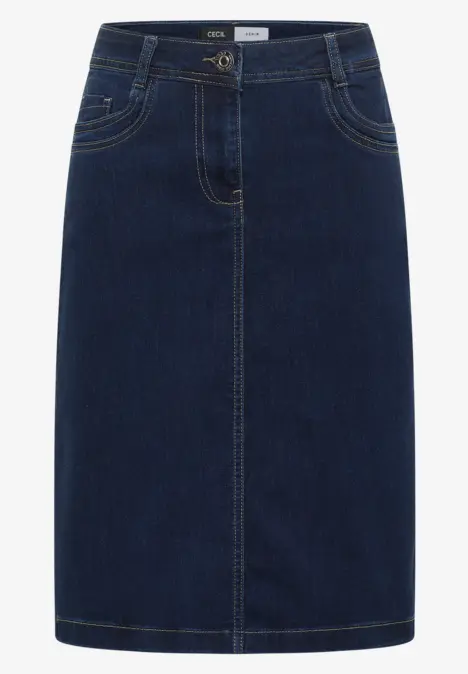 Knielanger, dunkelblauer Jeansrock mit Gürtelschlaufen und seitlichen Eingrifftaschen.