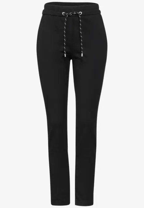 Schwarze Jogginghose mit Kordelzug an der Taille.