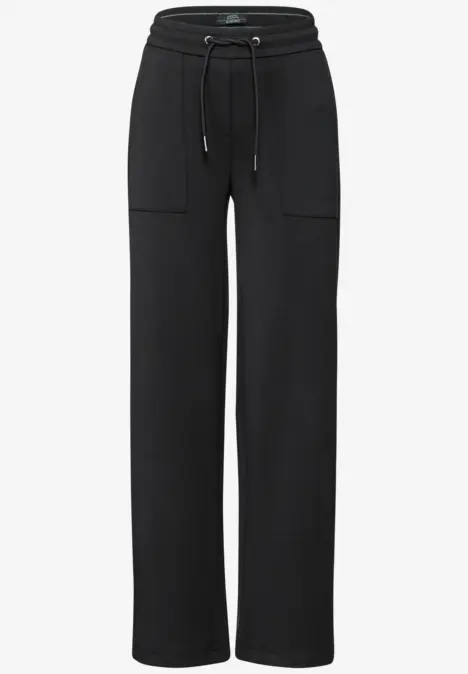 Schwarze Jogginghose mit weitem Bein und Kordelzug, zwei aufgesetzte Taschen.