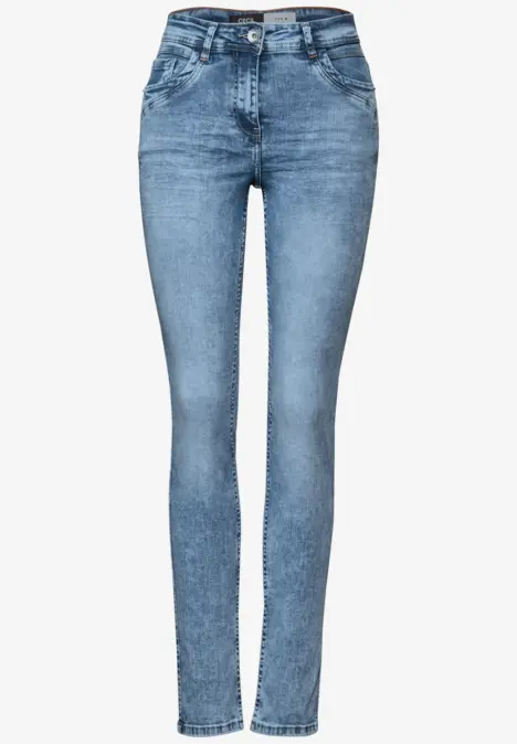 Blaue Damenjeans mit schmalem Schnitt und klassischem Design.