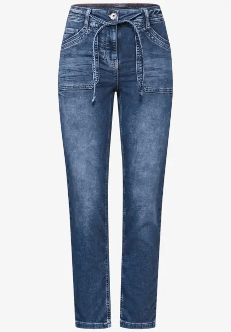 Blaue Jeanshose mit Bindegürtel und Taschen vorne.