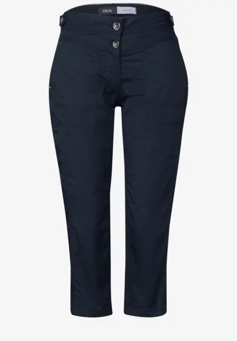 Dunkelblaue 7/8-Hose mit Taschen und doppeltem Knopfverschluss.
