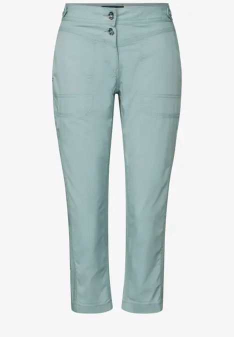 Hellblaue Damenhose mit zwei Knöpfen und Vordertaschen.