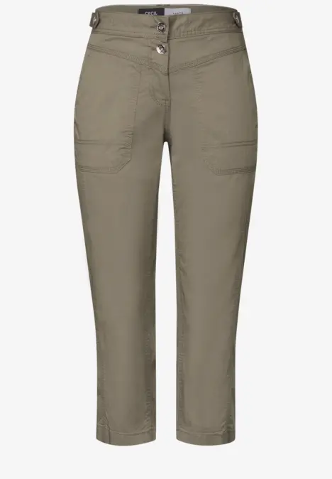 Khakifarbene Damenhose mit Taschen und Knopfverschluss.