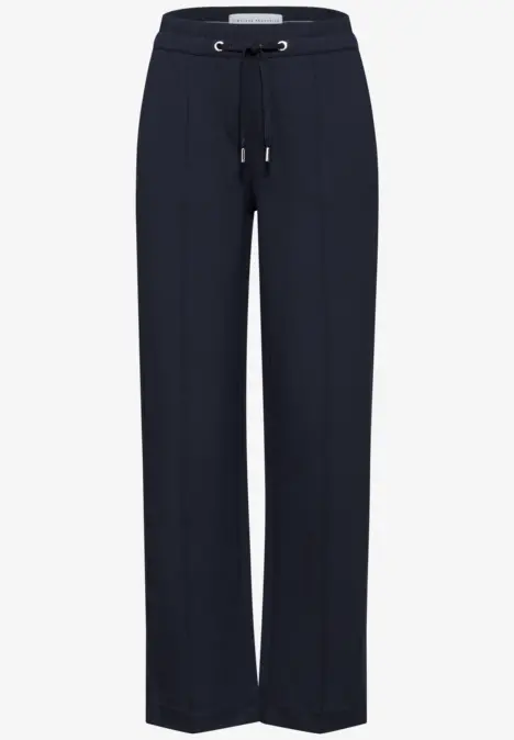 Dunkelblaue Hose mit Bindegürtel und weitem Bein.