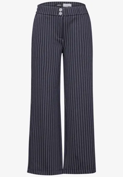 Dunkelblaue, weit geschnittene Hose mit weißen Nadelstreifen.